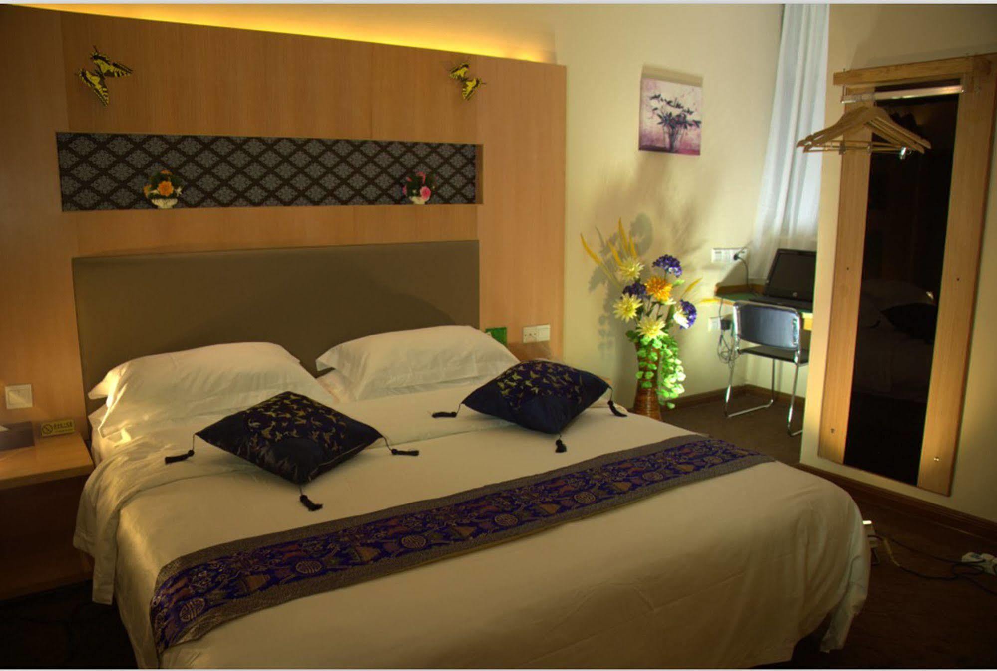 Club Yuexiu Branch Hotel 3*