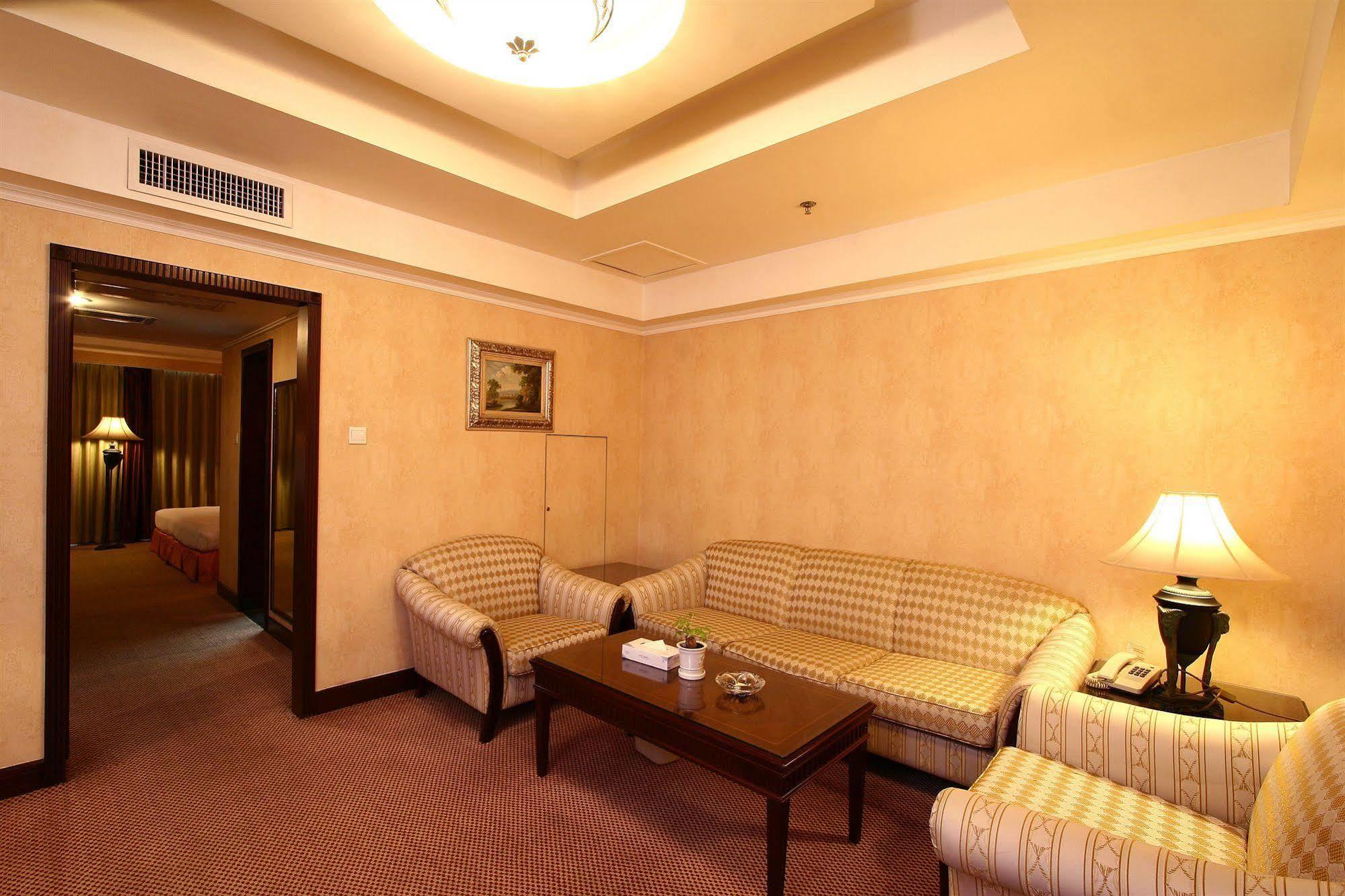 Hotel Grand Palace - Grand Management Group - Free Shuttle Bus To Fair During Fair Period 4*