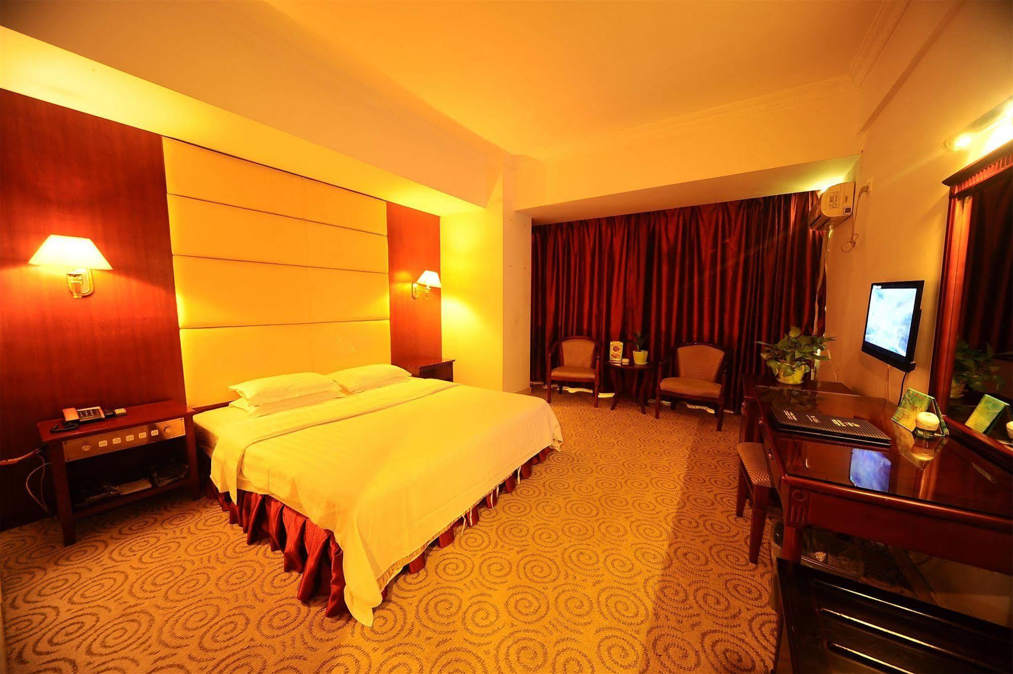 Hotel Junshan - Shuttle Bus For Fair 3*