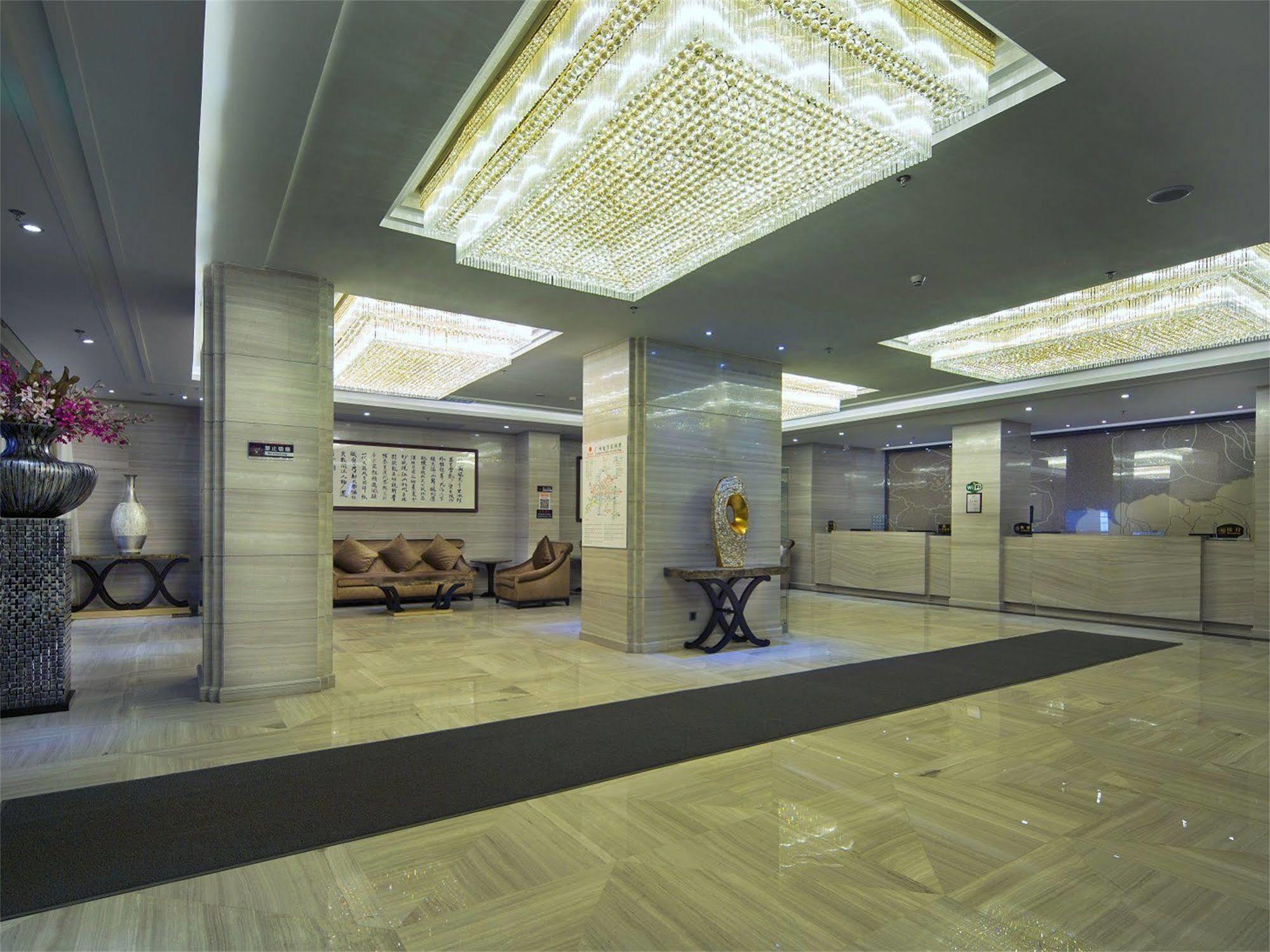 Hotel V8 Train Station 3*