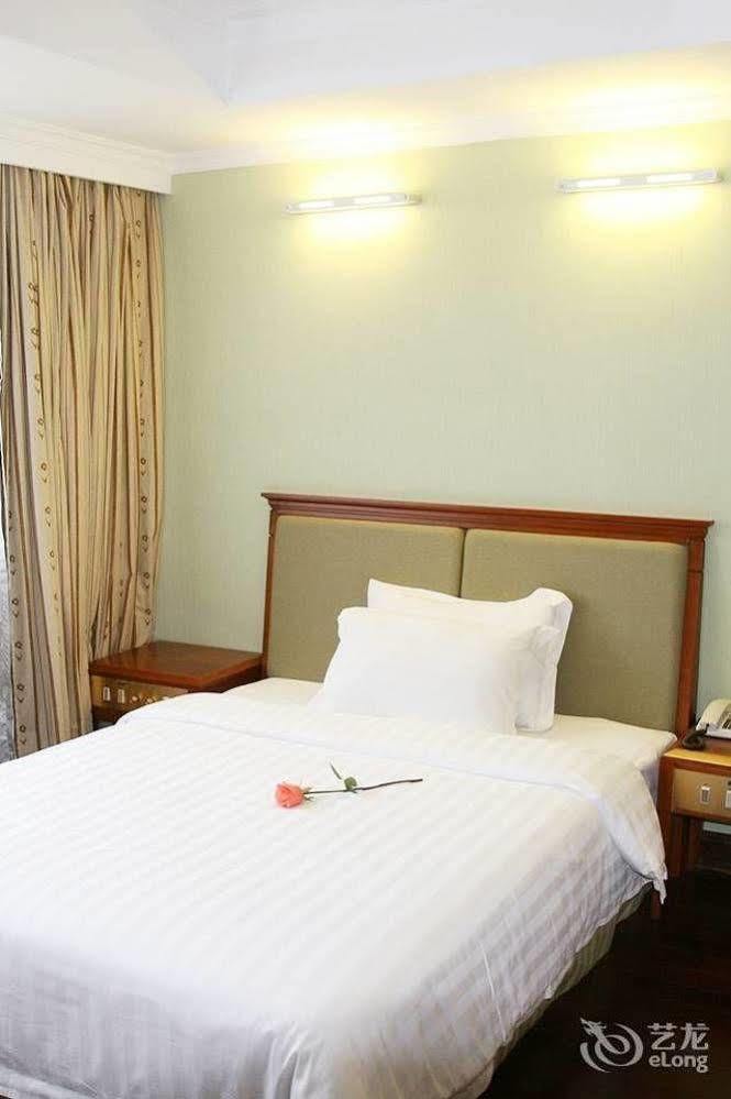Hotel Guangdong New Tianhe 3*