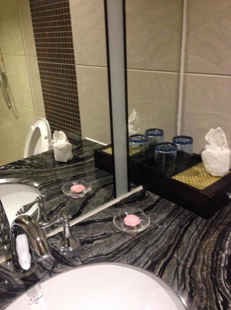 Hotel Guangzhou Guo Mao Hotel 4*