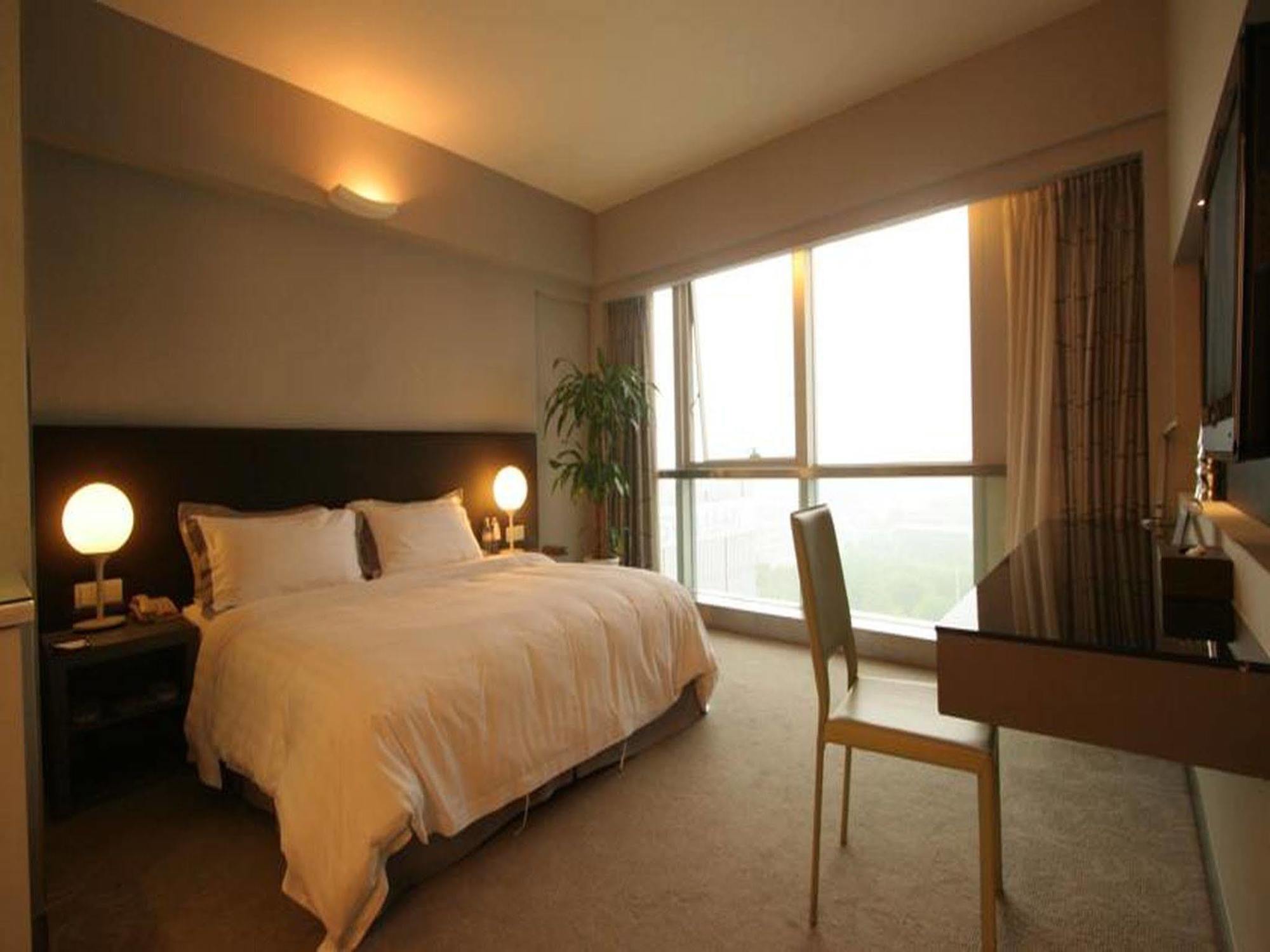 Yi-wu Commatel Hotel 4*