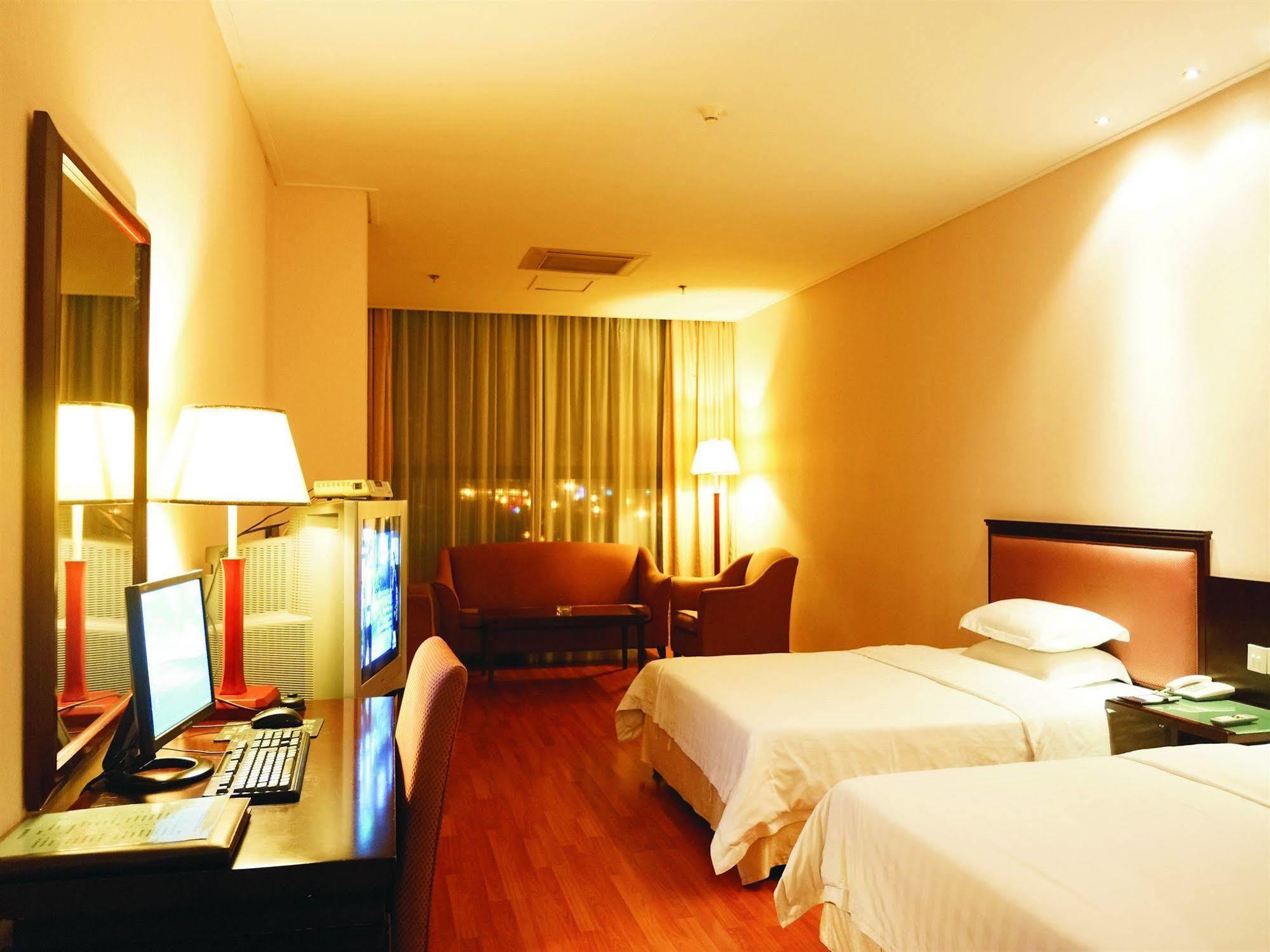Raystar Hotel 3*