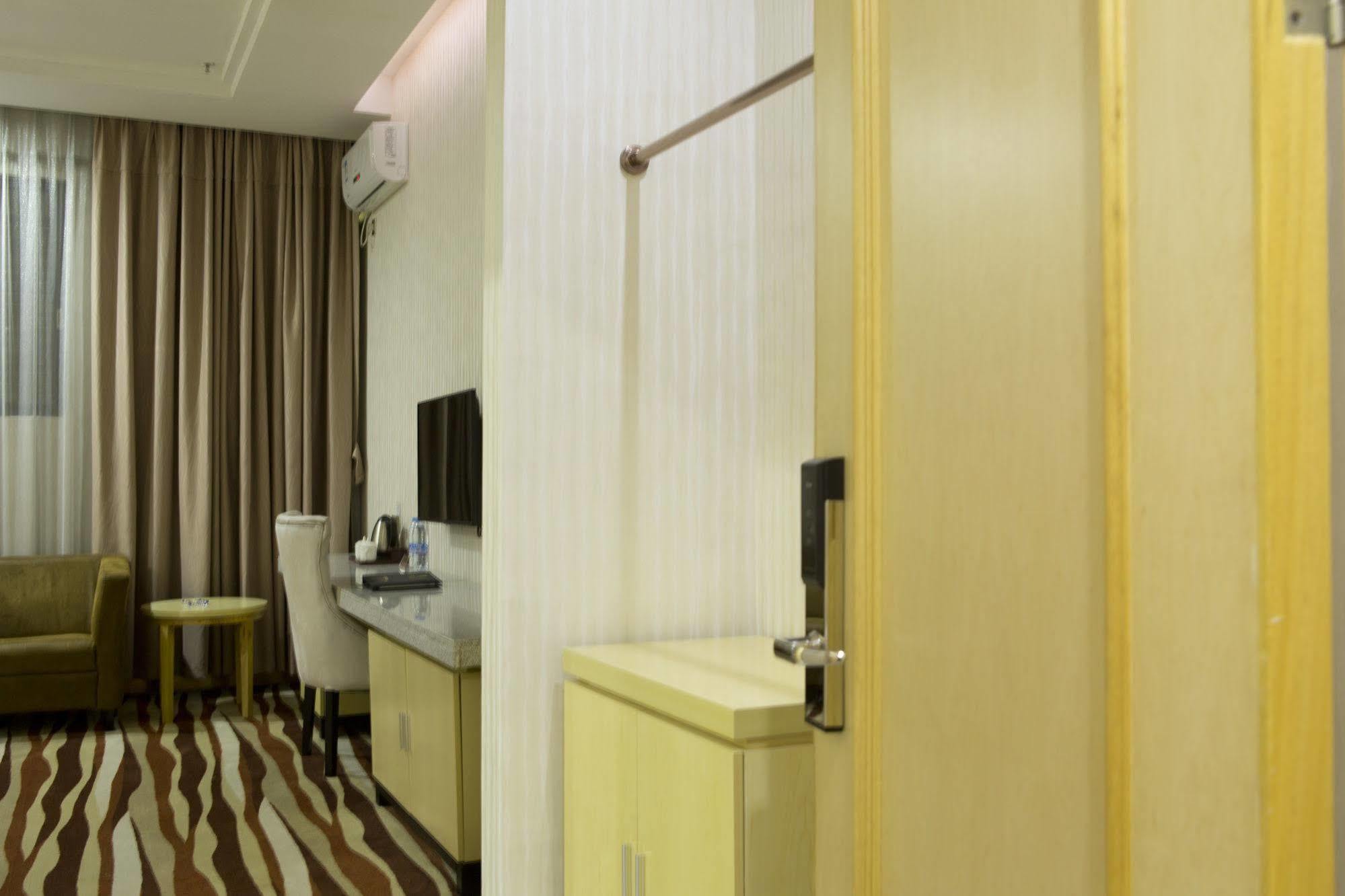 Huang Sheng Tongde Branch 3*