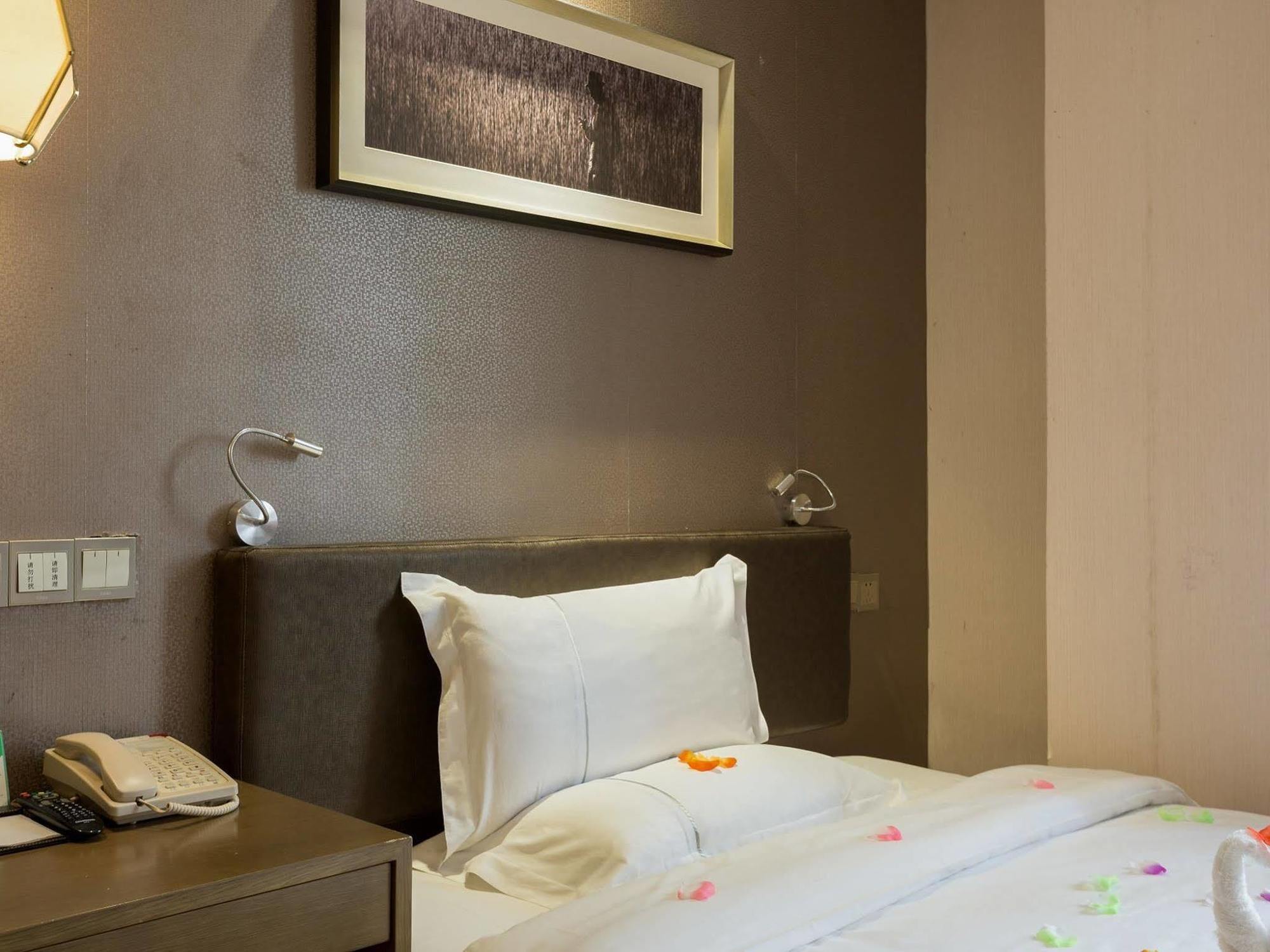 Yingshang Zhongshan Ba Branch Hotel 3*