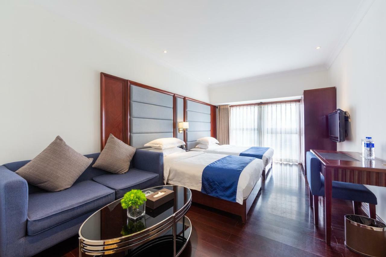 Poltton International Service 4*