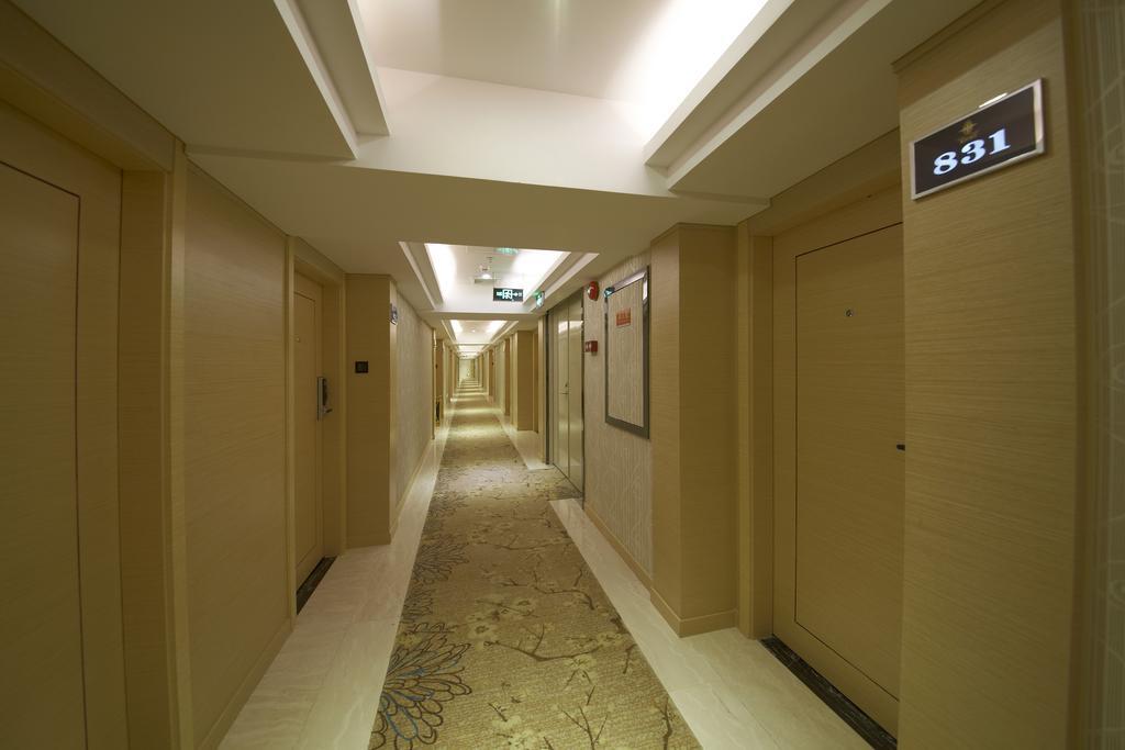 V8 Train Station Hotel