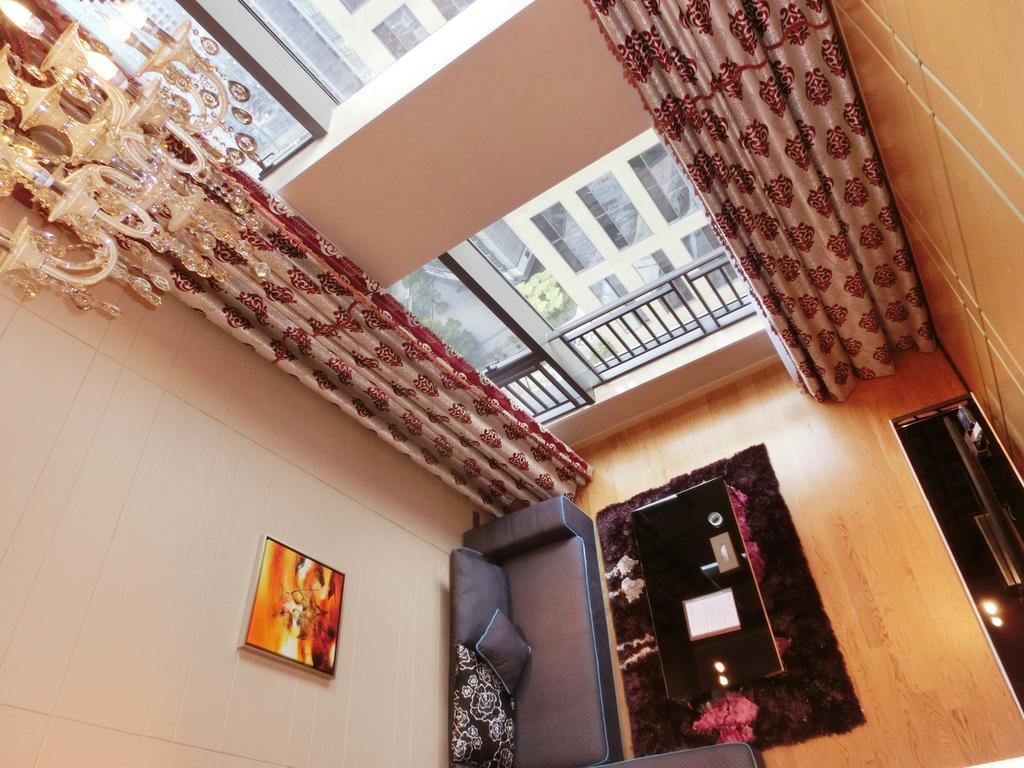 Apartment Estay • Poly Pivot *