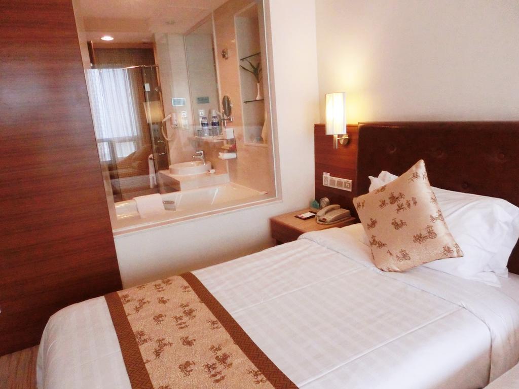 Ramada Plaza Hotel 5*
