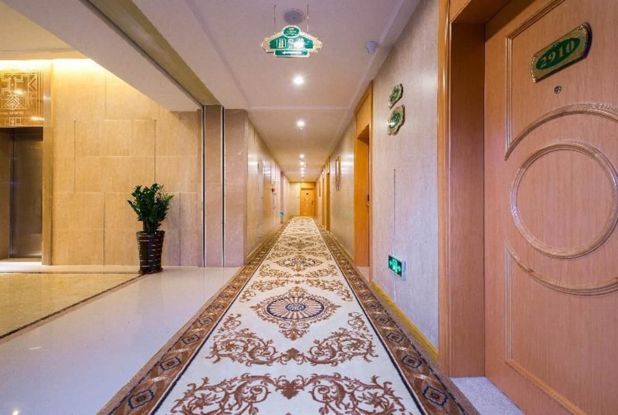 Vienna Nanpu Station Hotel