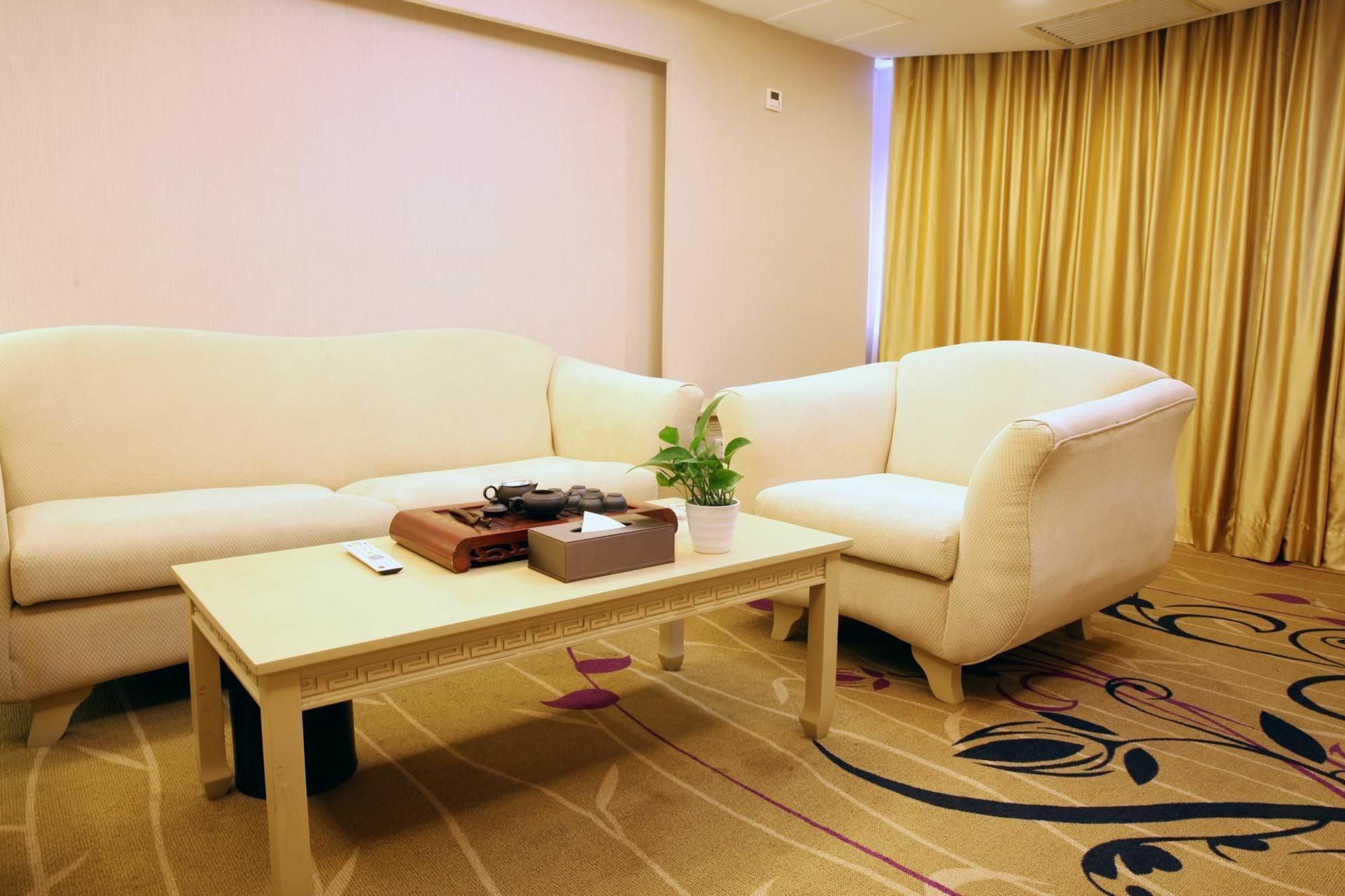 Lavande Pazhou Branch Hotel 4*