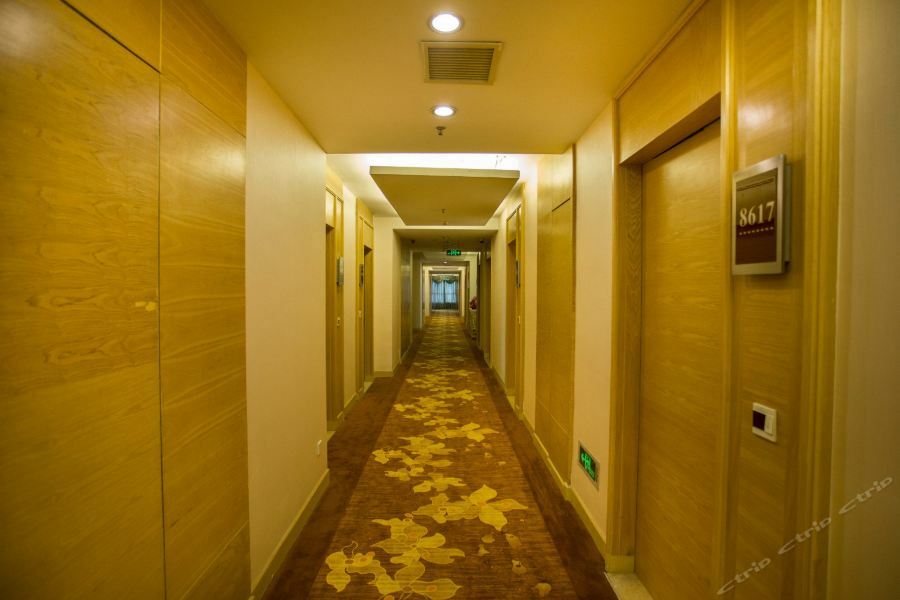 Baiyun Cheerful Hotel 4*