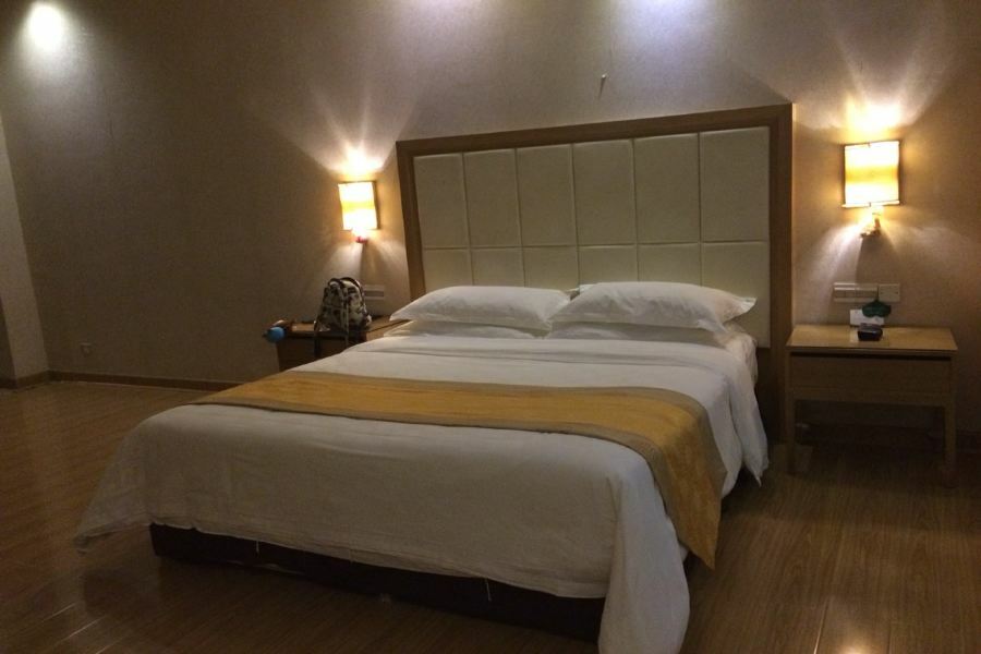 Hotel Baiyun Cheerful 4*