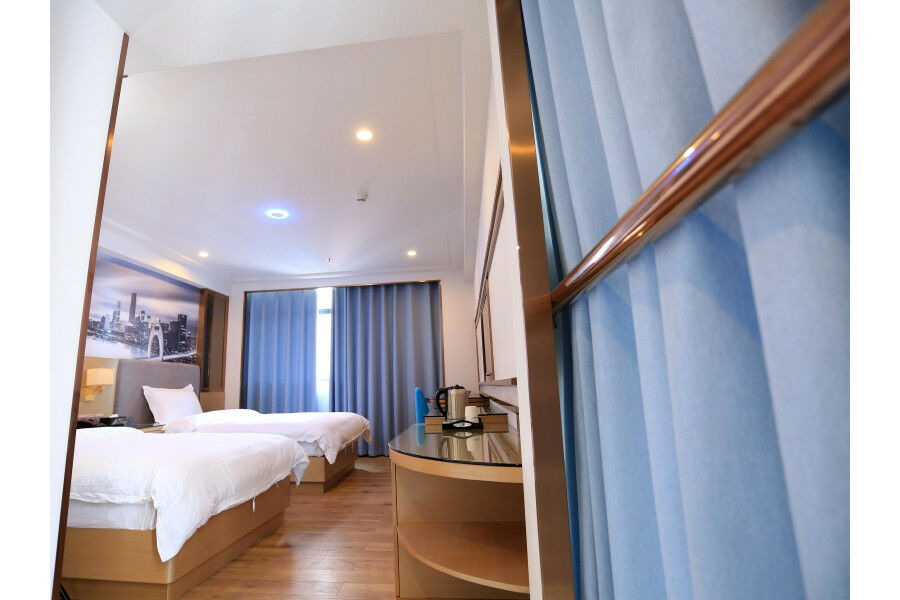 Chonpines Hotel 3*