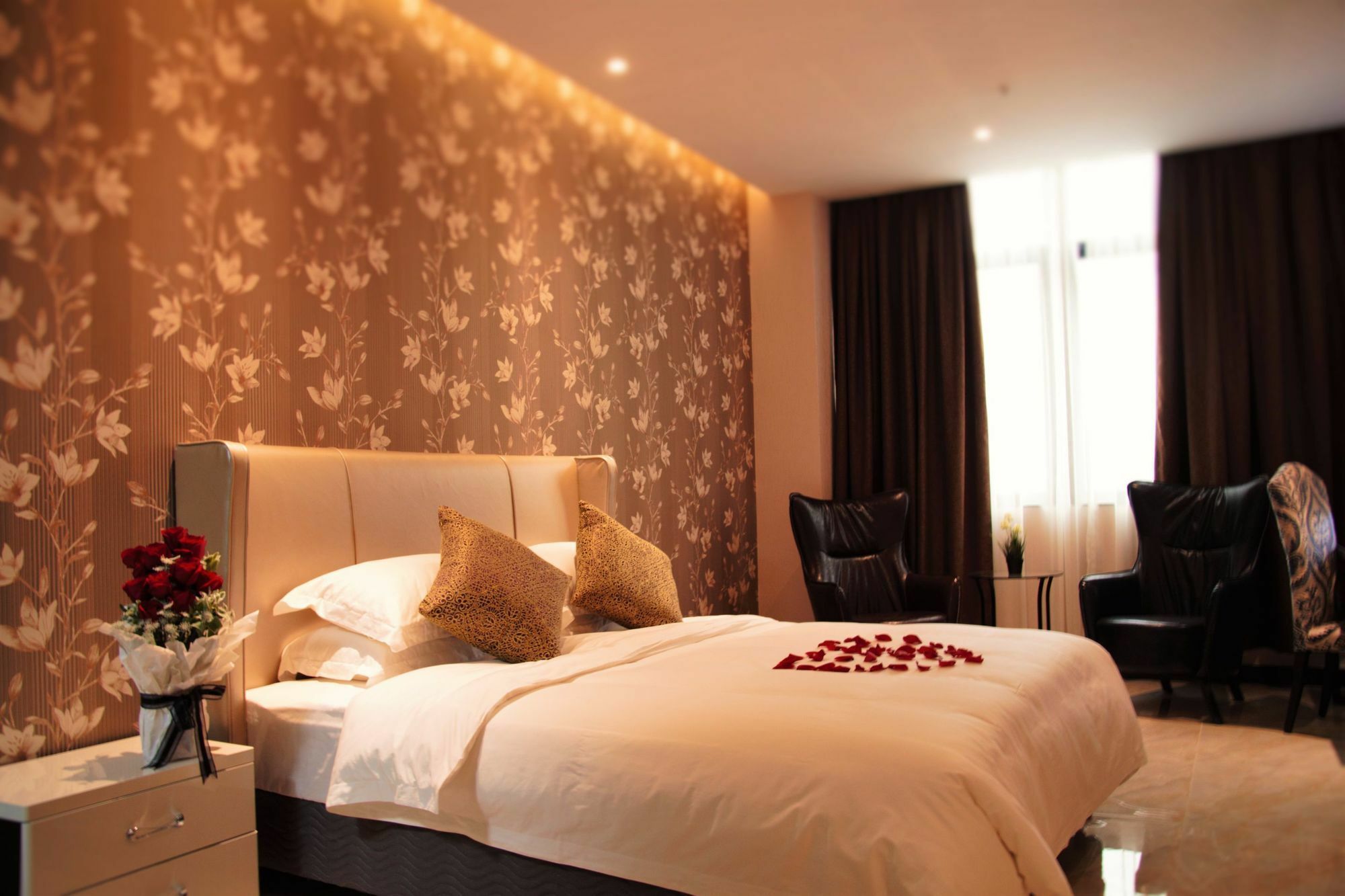 J Town Hotel 3*