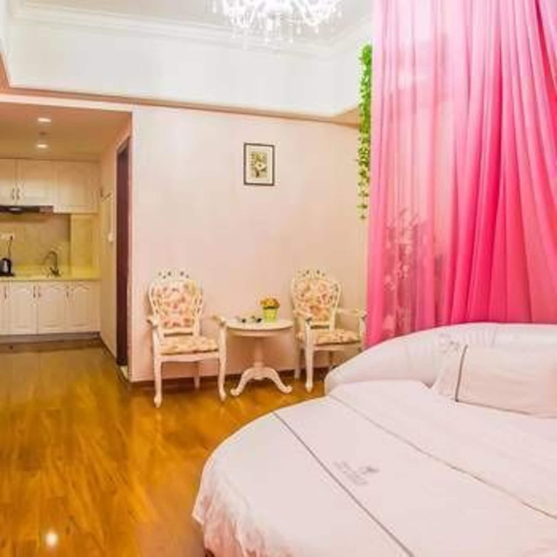 Vhome International Theme Hotel