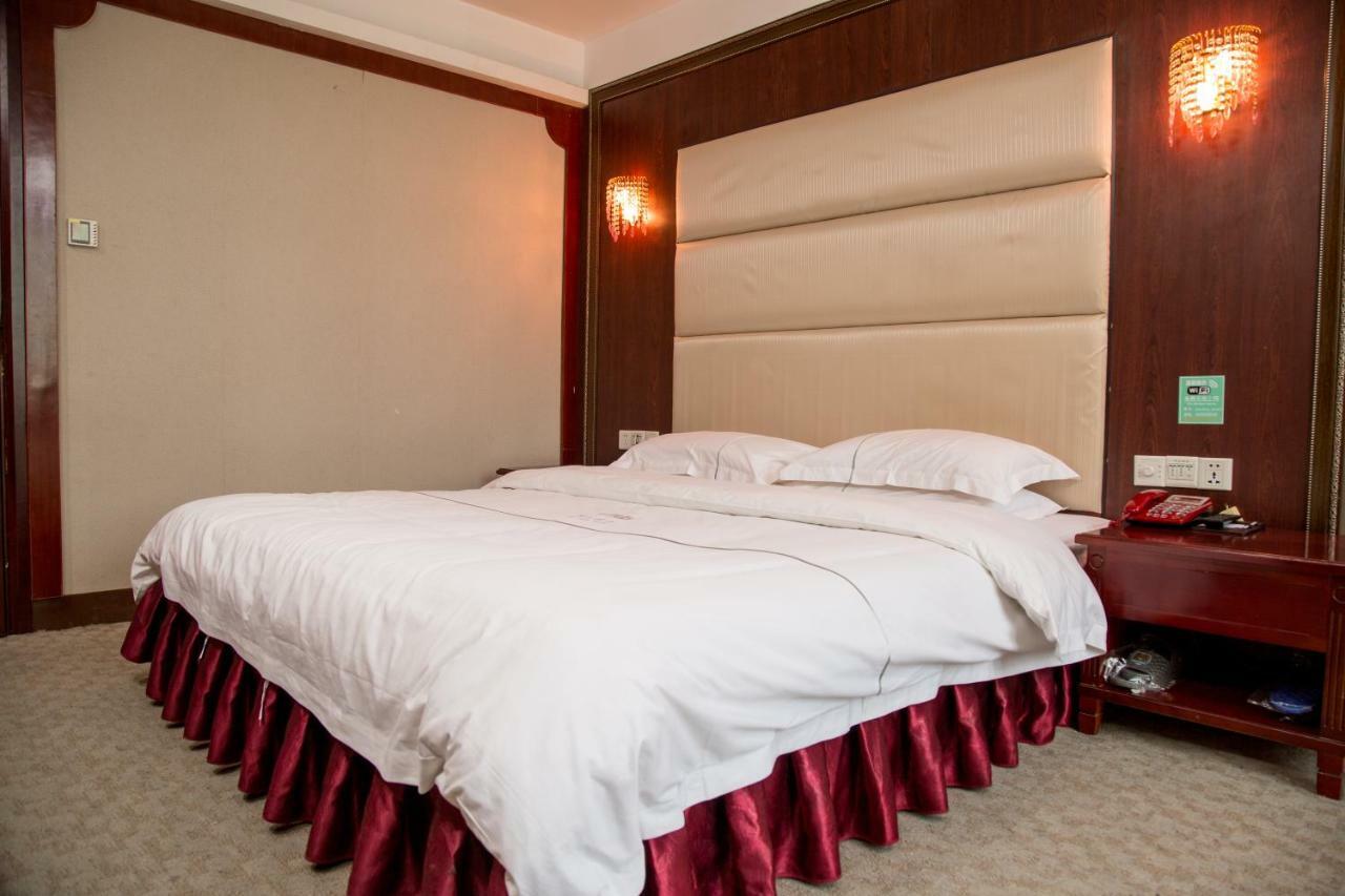 Hotel Junshan - Shuttle Bus For Fair 3*