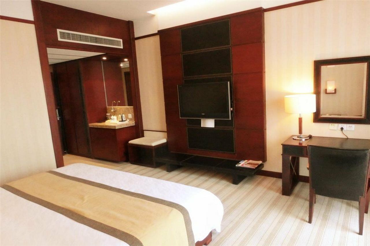 Hotel Baiyun International Convention Center 5*