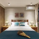 Locals-Guangzhou Liwan-Changshoulu Subway Station-Shangxia Jiu Shopping Street-Locals Apartment-00169540