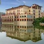 Agile Lakeview Hotel