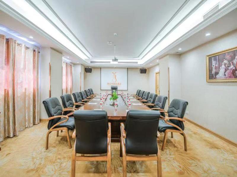 Vienna International Panyu Bridge Center International Hotel