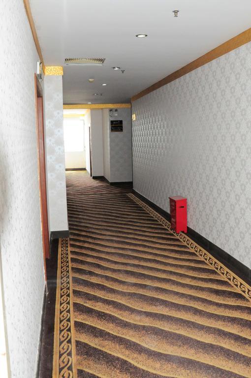 Super 8 Hotel Guangzhou Baiyun Airport Subway Station Inn