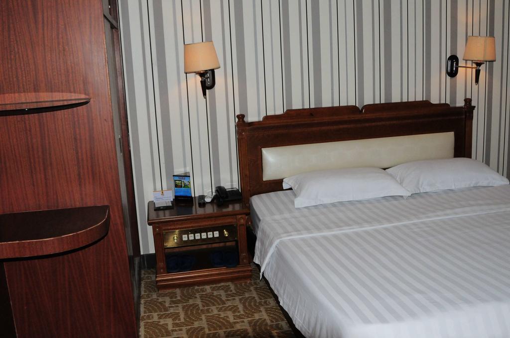 Super 8 Hotel Guangzhou Baiyun Airport Subway Station Inn 3*