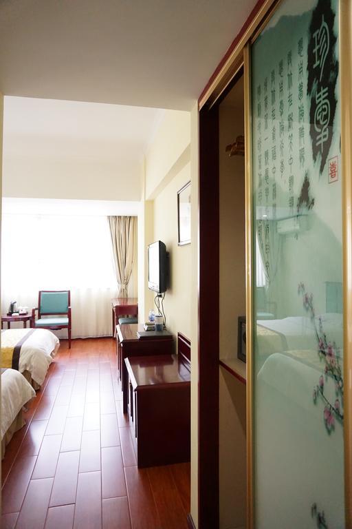 Guangdong Oversea Chinese 2*
