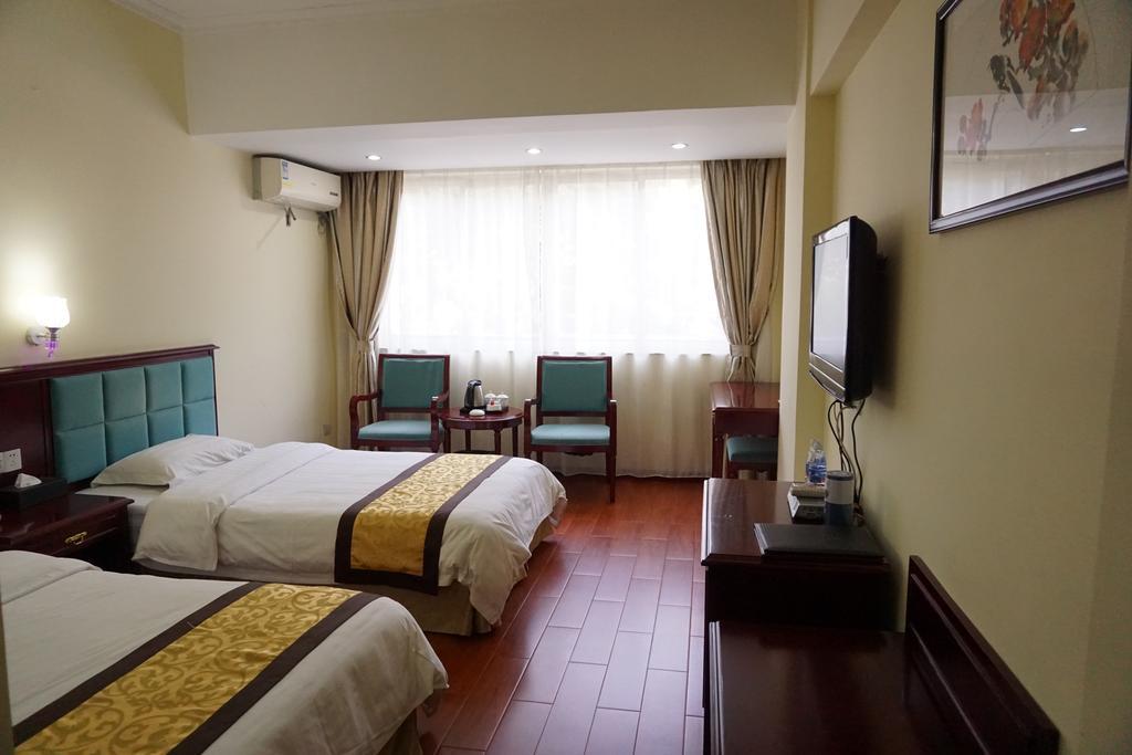 Guangdong Oversea Chinese Hotel 2*