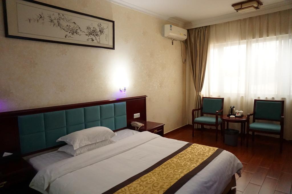 Guangdong Oversea Chinese Hotel 2*