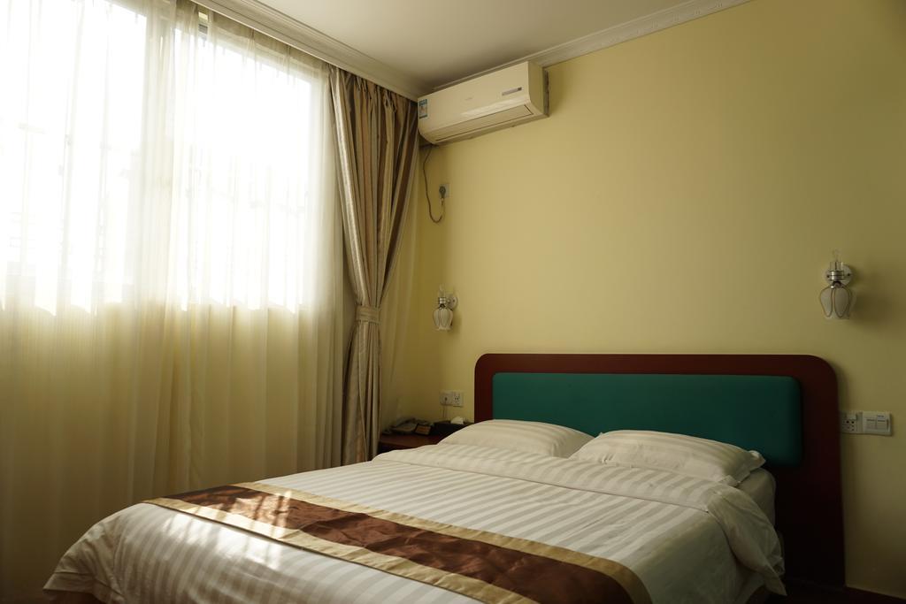 Hotel Guangdong Oversea Chinese 2*