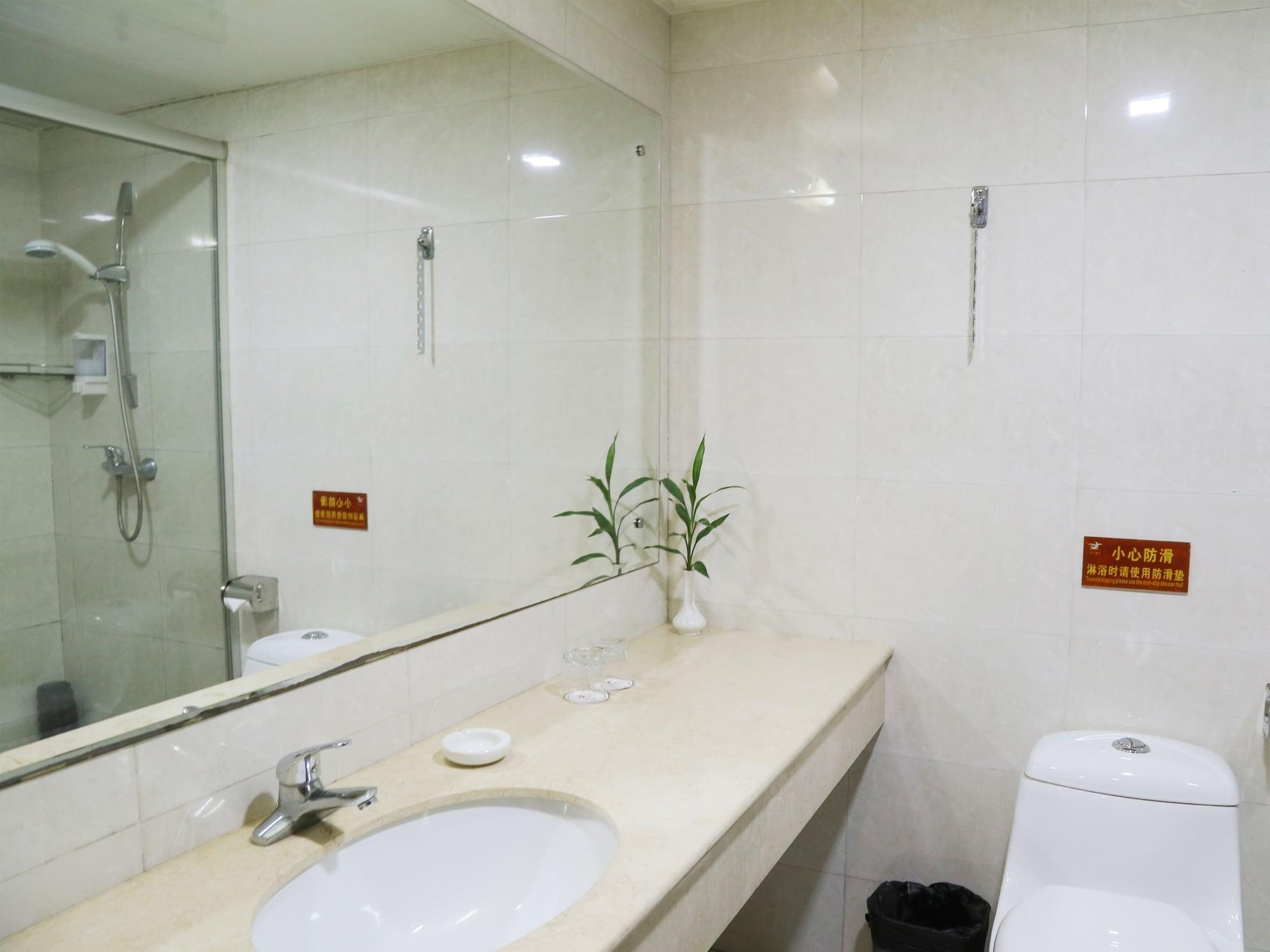 Pa Zhou Plaza Hotel 3*