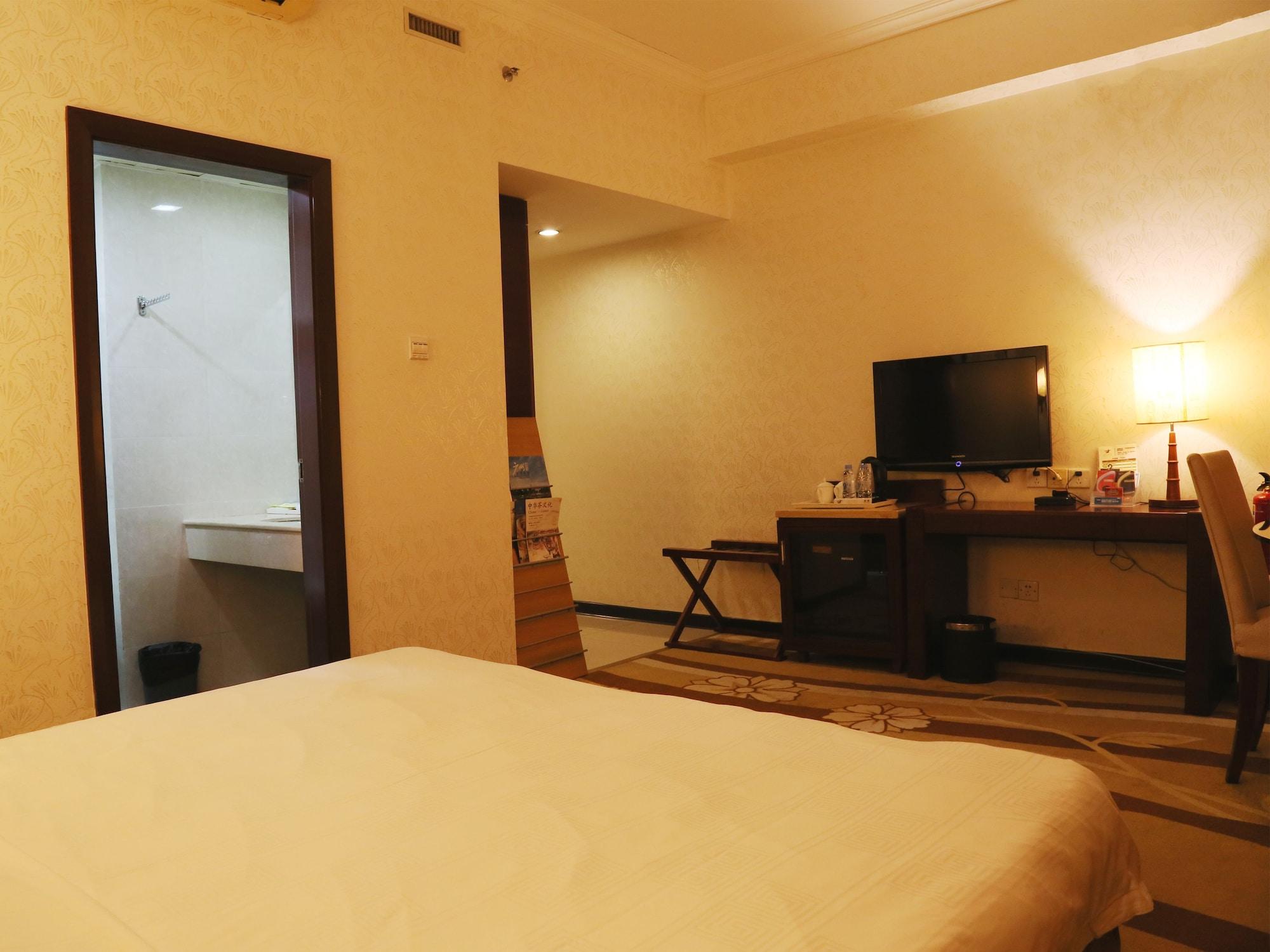Pa Zhou Plaza Hotel 3*