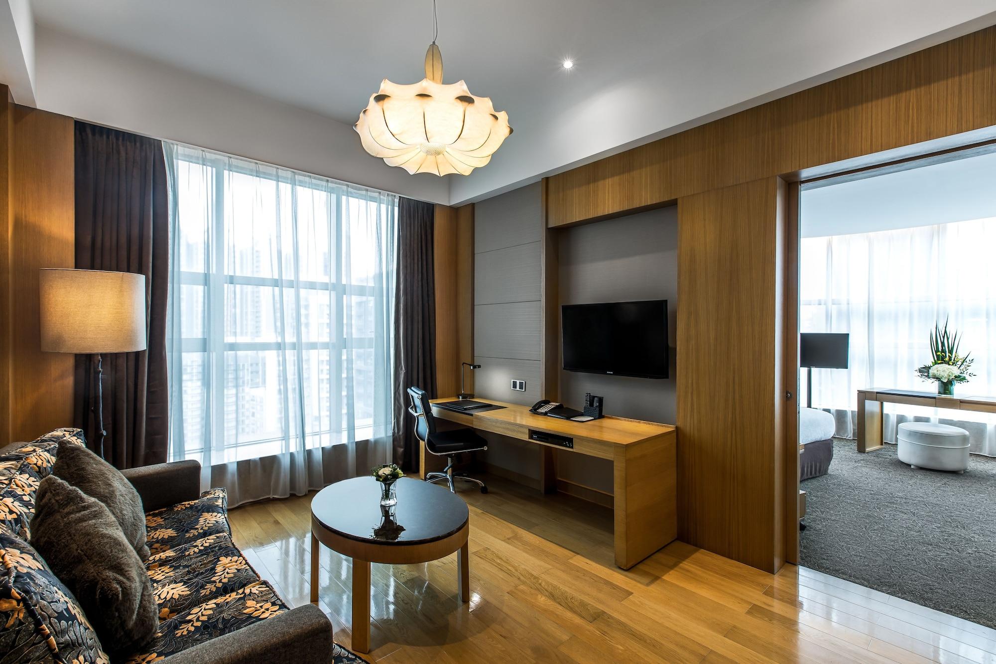 Vanburgh - Free Shuttle Bus Transfer During Fair Hotel