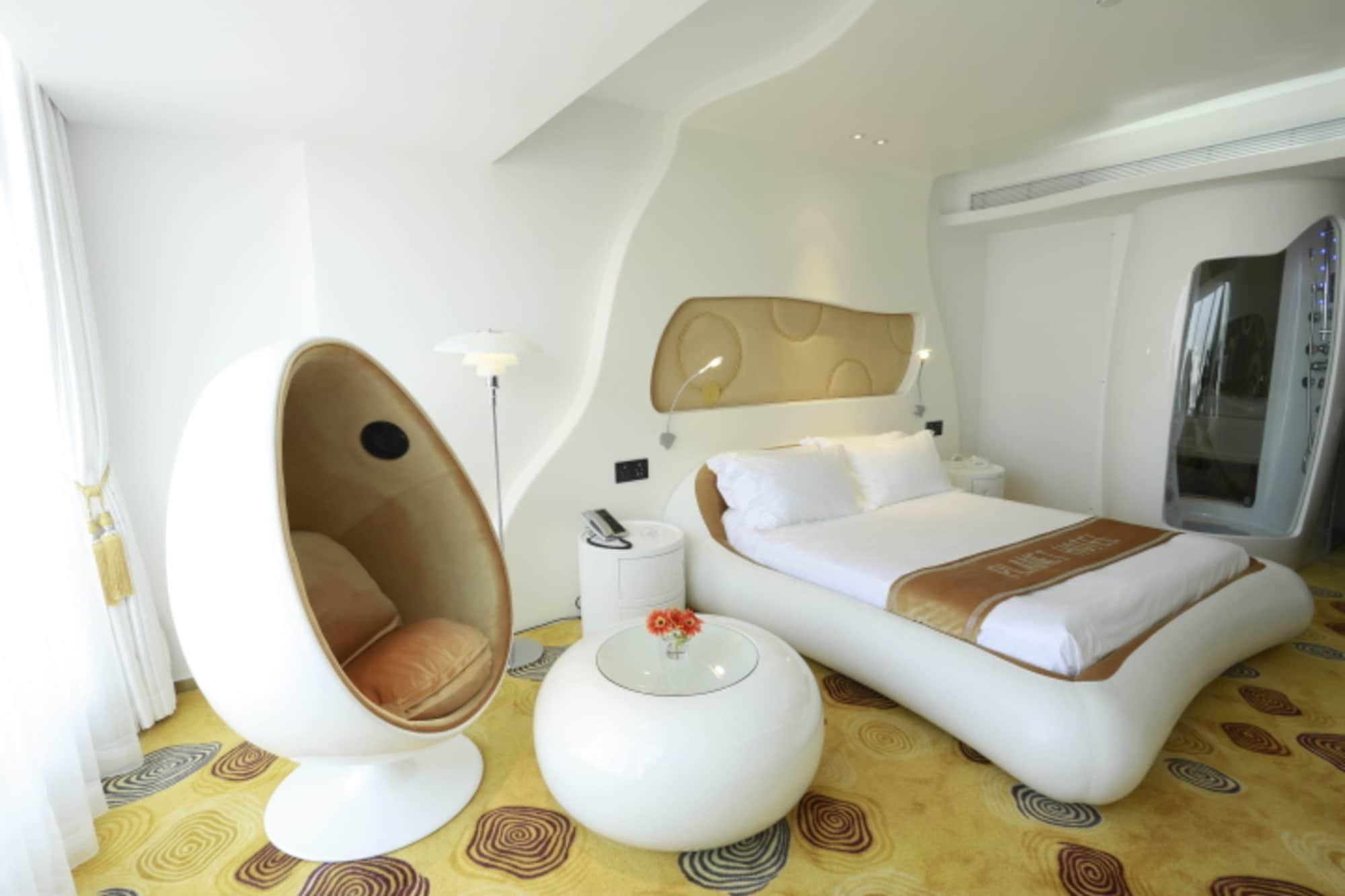 Planet Hotel