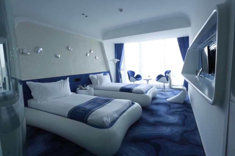 Planet Hotel
