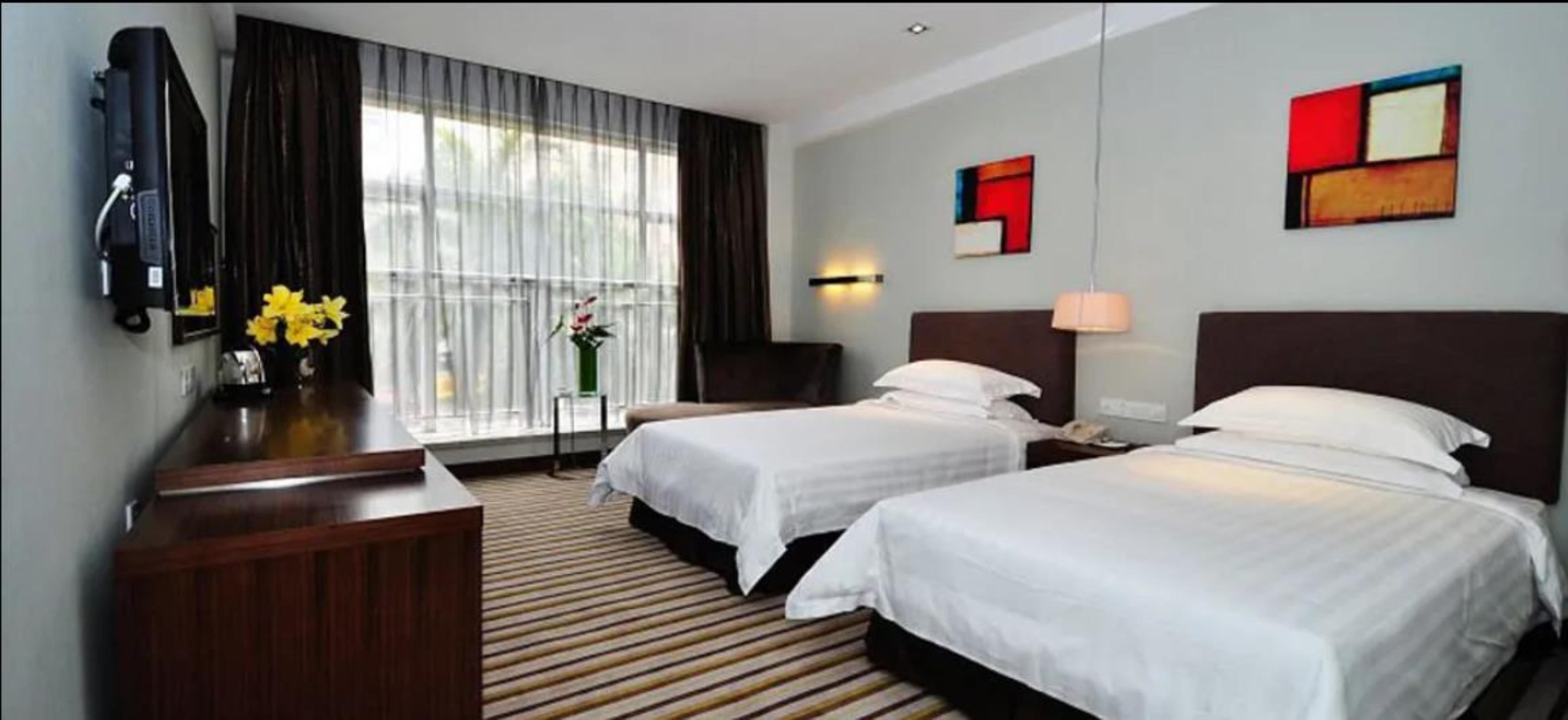 Poly Hotel, Hotel