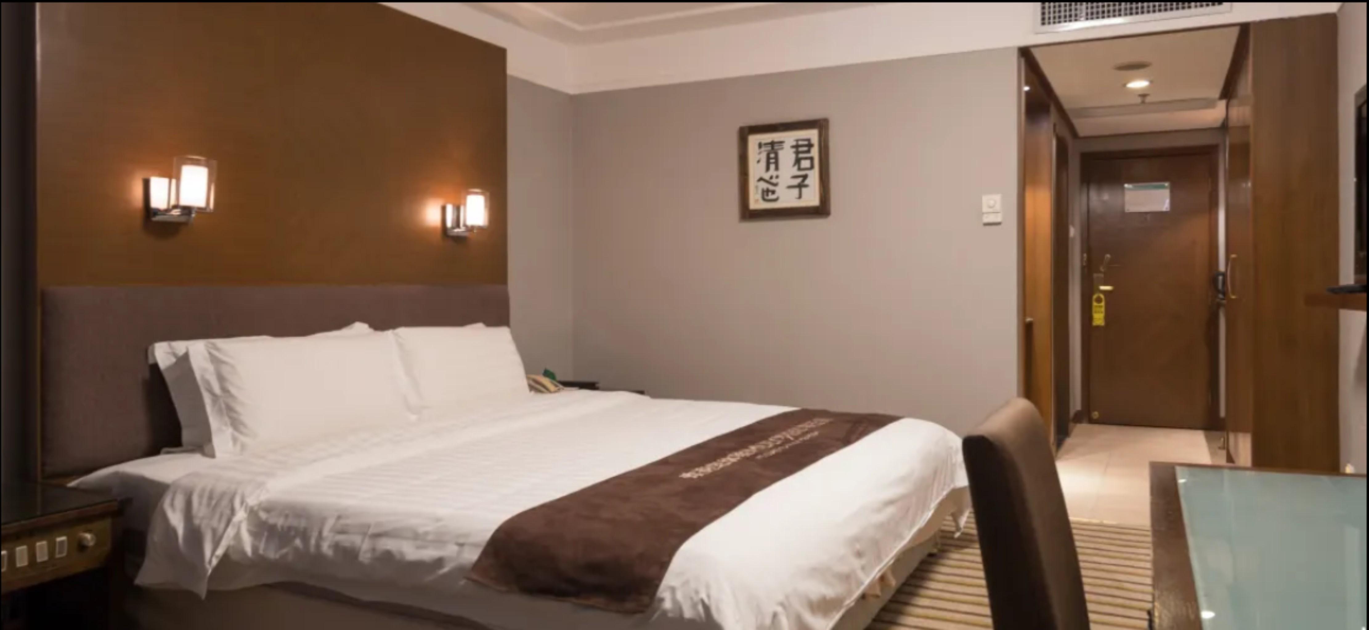 Poly Hotel, Hotel