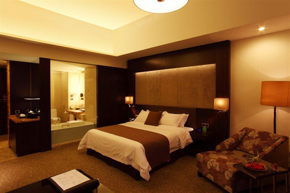 Vanburgh - Free Shuttle Bus Transfer During Fair Hotel
