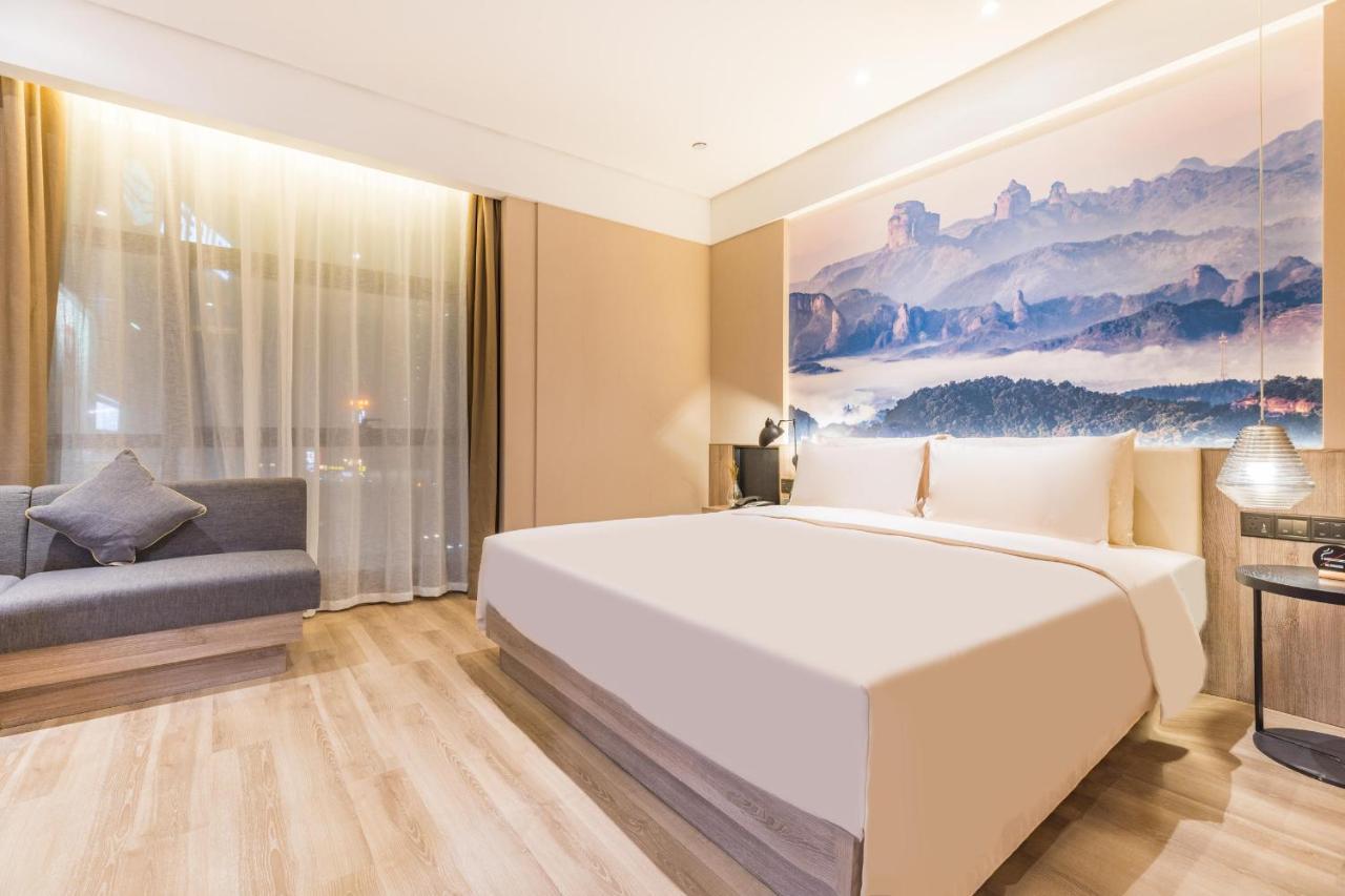Atour Jiangtai Road Station Hotel 4*