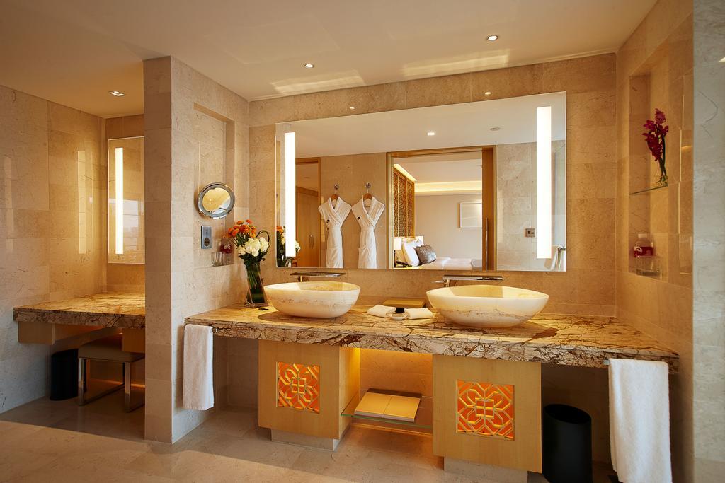 White Swan Hotel 5*