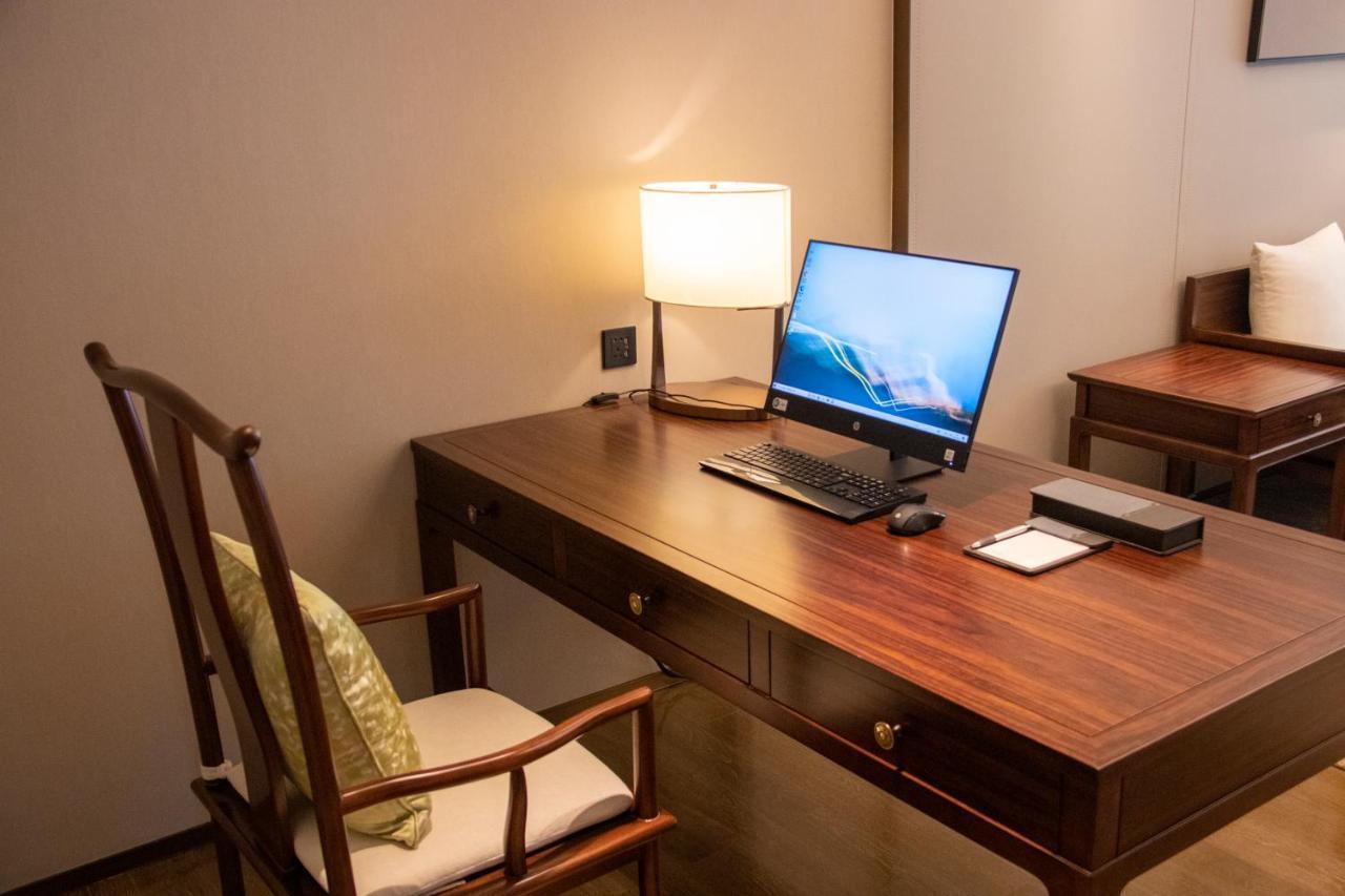 Pazhou Ln Dongfang Hotel-free Shuttle Bus To The Pazhou Convention Complex During Fair Period