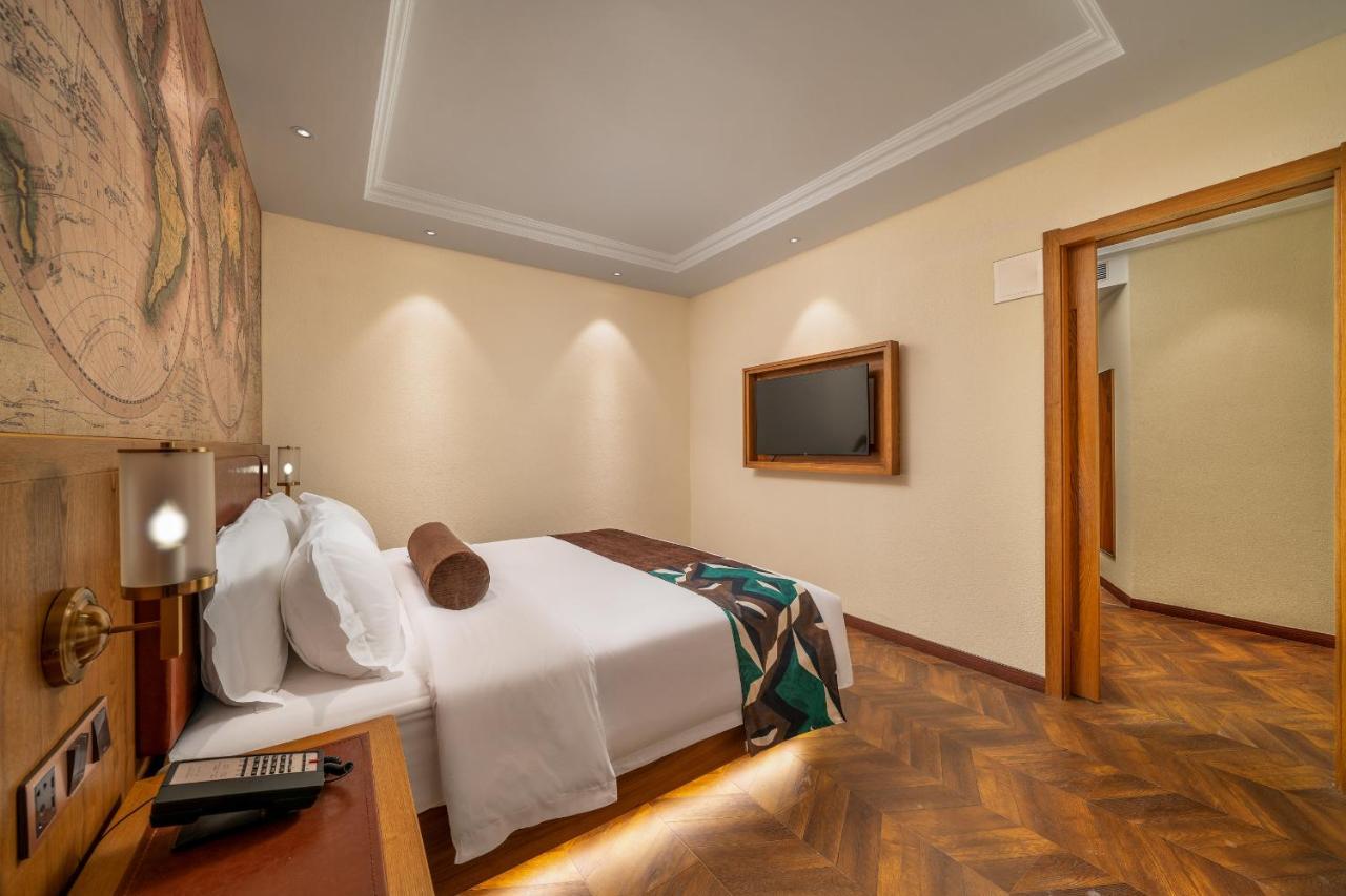Hotel James Joyce Coffetei- Beijing Road Metro Station Pedestrian Street Branch 4*