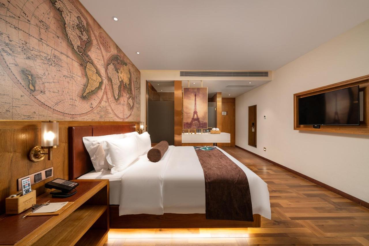 Hotel James Joyce Coffetei- Beijing Road Metro Station Pedestrian Street Branch 4*