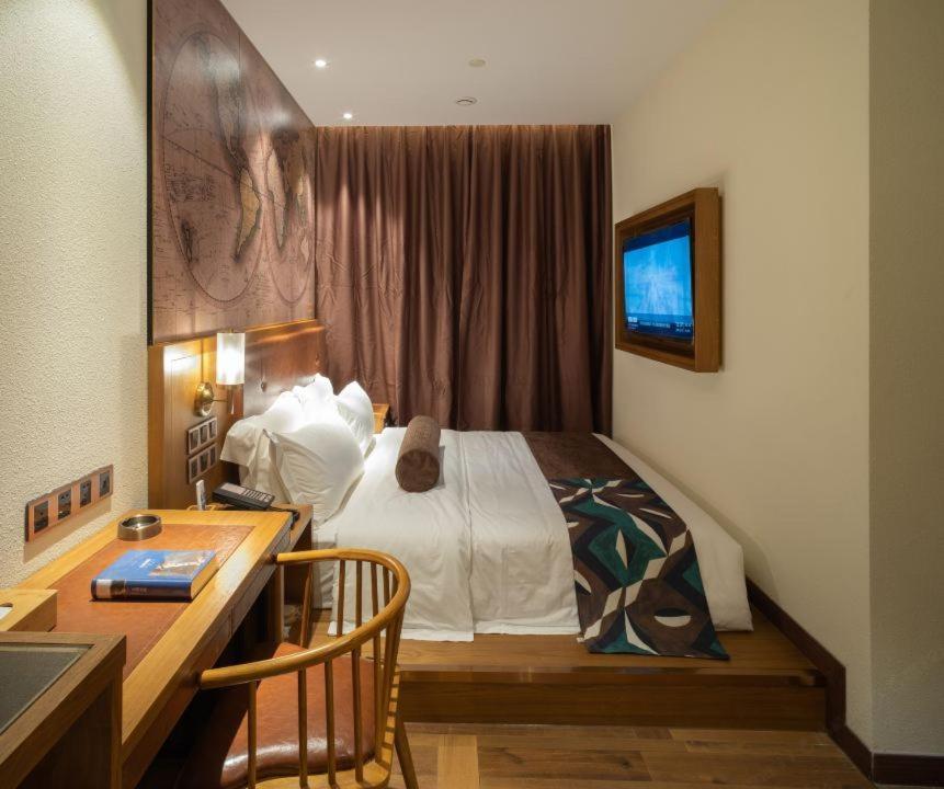 Hotel James Joyce Coffetei- Beijing Road Metro Station Pedestrian Street Branch 4*