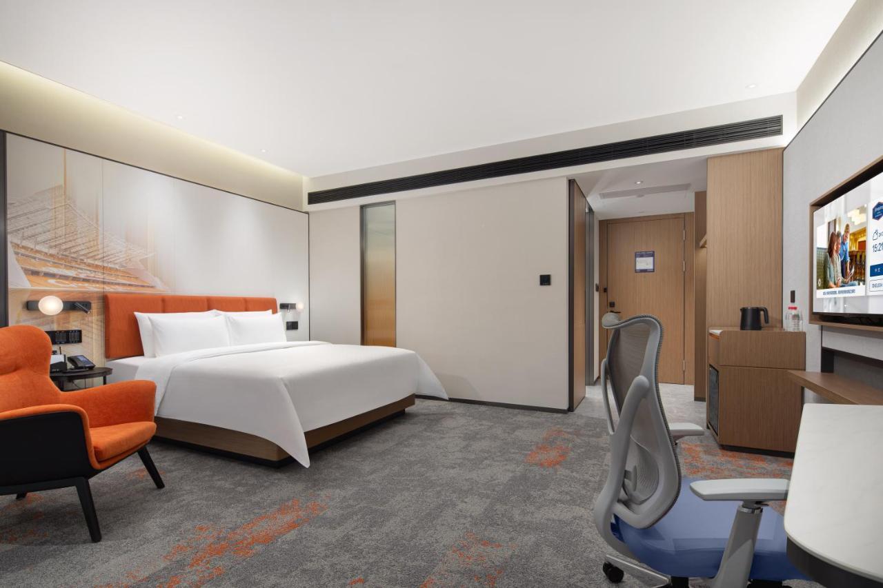 Hampton By Hilton Xintang Offers Complimentary Shuttle Services During Phase 1 And Phase 2 Of The Fair 5* Guangzhou