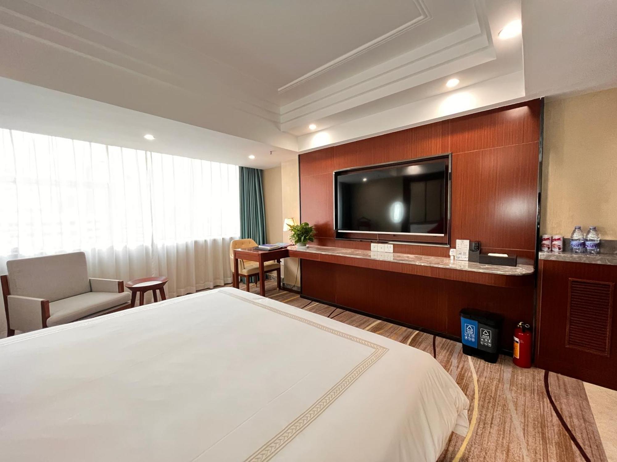 Skyline Plaza 4* Canton