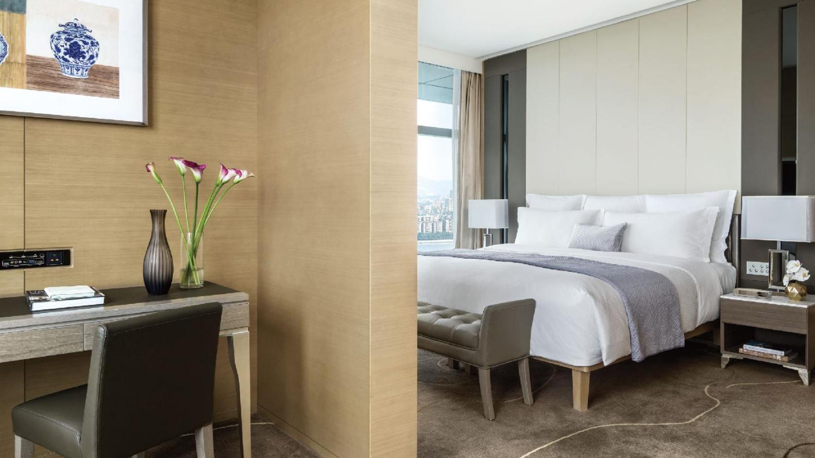 Langham Place - Walking Distance To Fair & Overseas Buyers Registration Service Hotel 5*