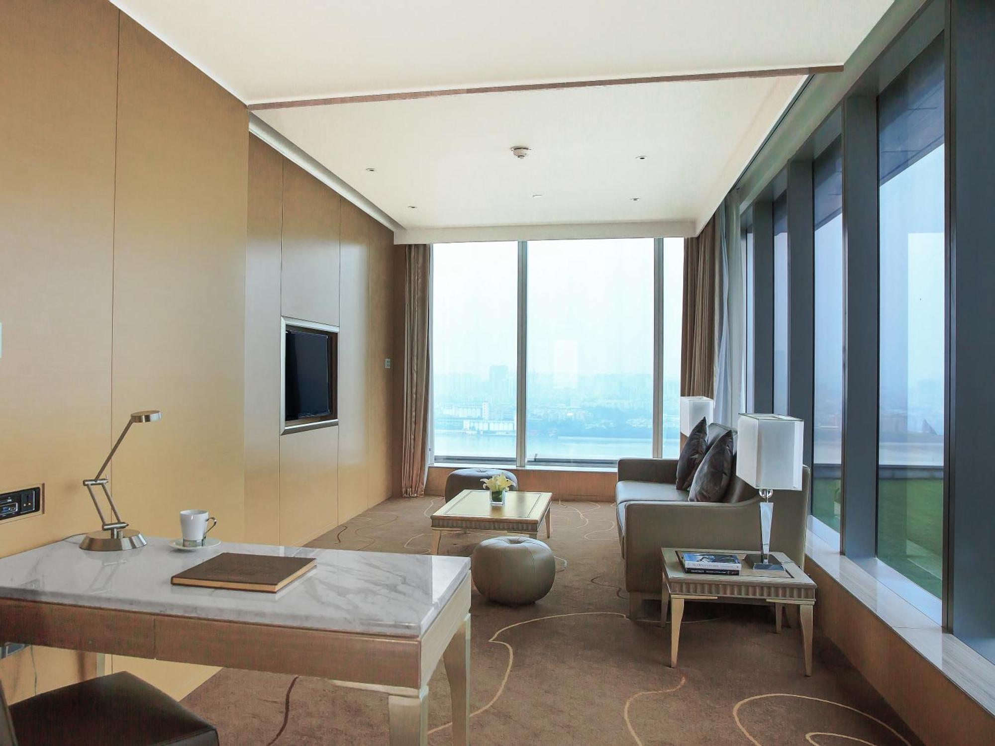 Langham Place - Walking Distance To Fair & Overseas Buyers Registration Service Hotel